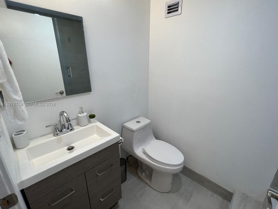 For Sale: $540,000 (1 beds, 2 baths, 910 Square Feet)