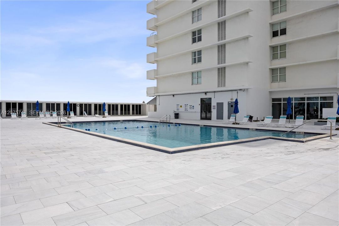 For Sale: $540,000 (1 beds, 2 baths, 910 Square Feet)