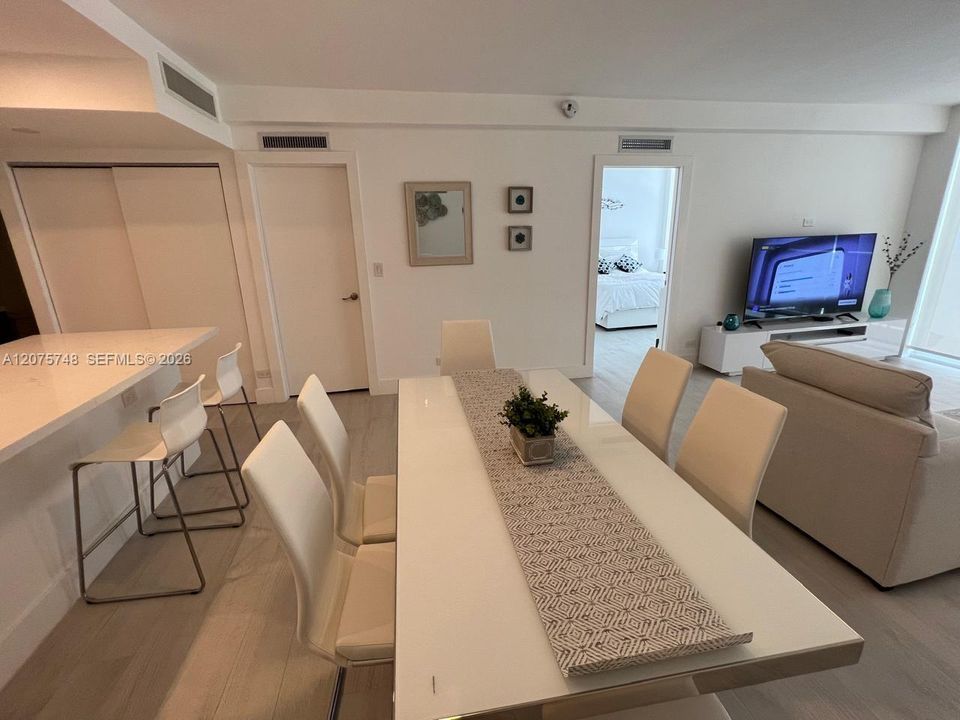 For Sale: $540,000 (1 beds, 2 baths, 910 Square Feet)