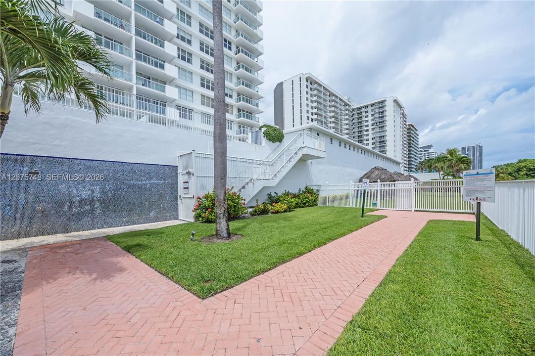 For Sale: $540,000 (1 beds, 2 baths, 910 Square Feet)