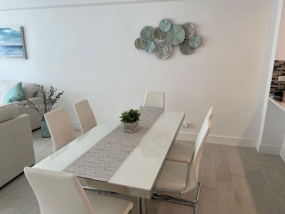 For Sale: $540,000 (1 beds, 2 baths, 910 Square Feet)