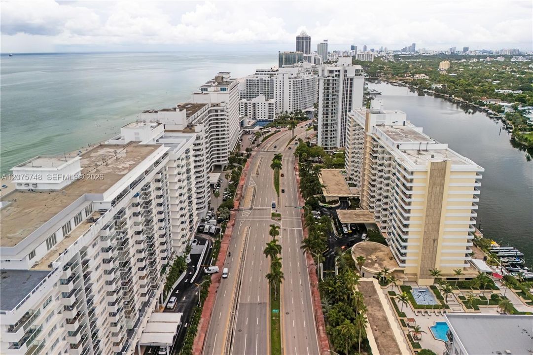 For Sale: $540,000 (1 beds, 2 baths, 910 Square Feet)