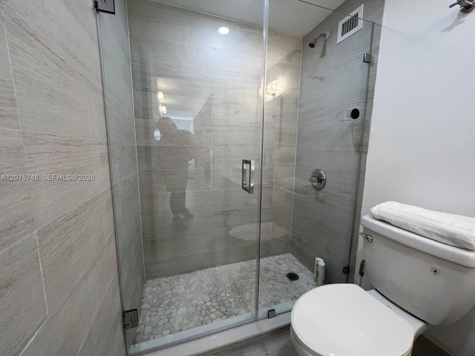 For Sale: $540,000 (1 beds, 2 baths, 910 Square Feet)