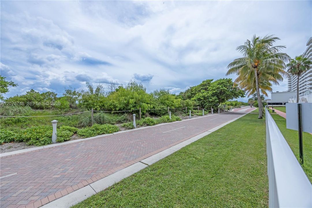 For Sale: $540,000 (1 beds, 2 baths, 910 Square Feet)