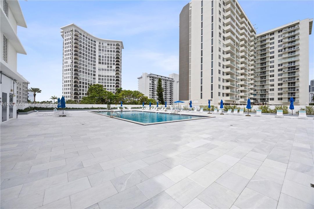 For Sale: $540,000 (1 beds, 2 baths, 910 Square Feet)