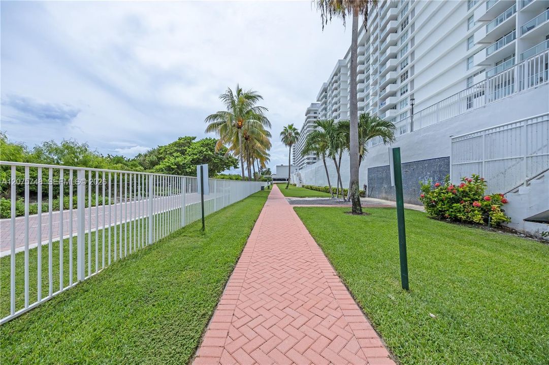 For Sale: $540,000 (1 beds, 2 baths, 910 Square Feet)
