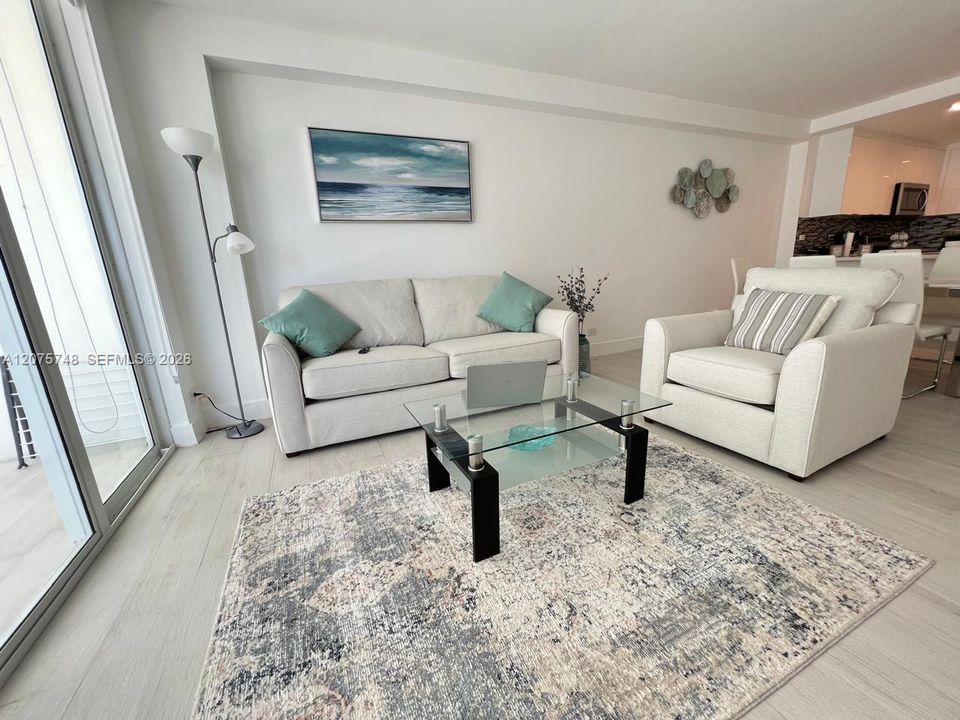For Sale: $540,000 (1 beds, 2 baths, 910 Square Feet)