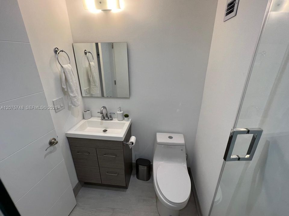 For Sale: $540,000 (1 beds, 2 baths, 910 Square Feet)