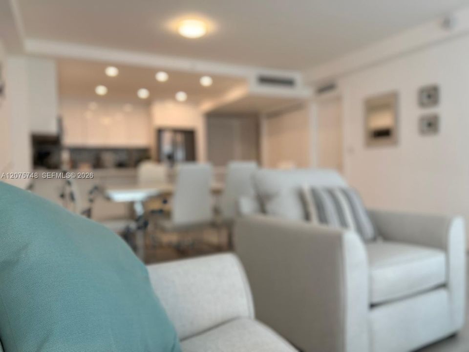 For Sale: $540,000 (1 beds, 2 baths, 910 Square Feet)