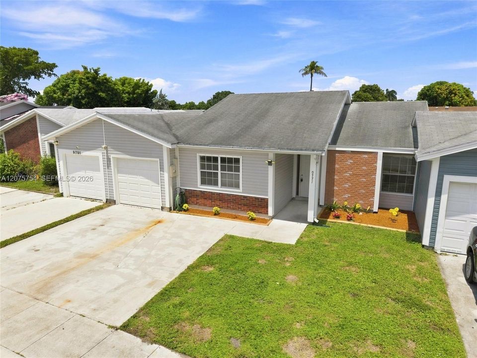 For Sale: $350,000 (3 beds, 2 baths, 971 Square Feet)