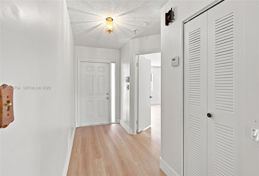 For Sale: $350,000 (3 beds, 2 baths, 971 Square Feet)