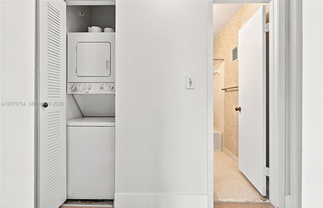 For Sale: $350,000 (3 beds, 2 baths, 971 Square Feet)