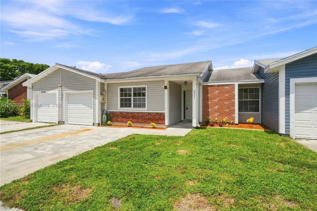 For Sale: $350,000 (3 beds, 2 baths, 971 Square Feet)