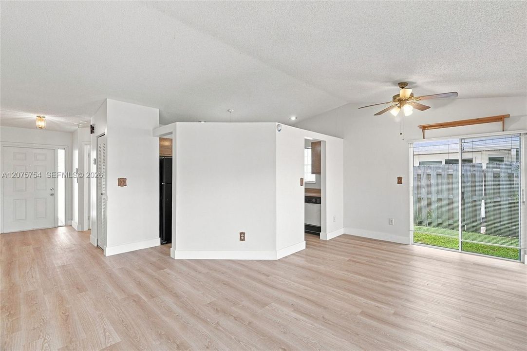 For Sale: $350,000 (3 beds, 2 baths, 971 Square Feet)