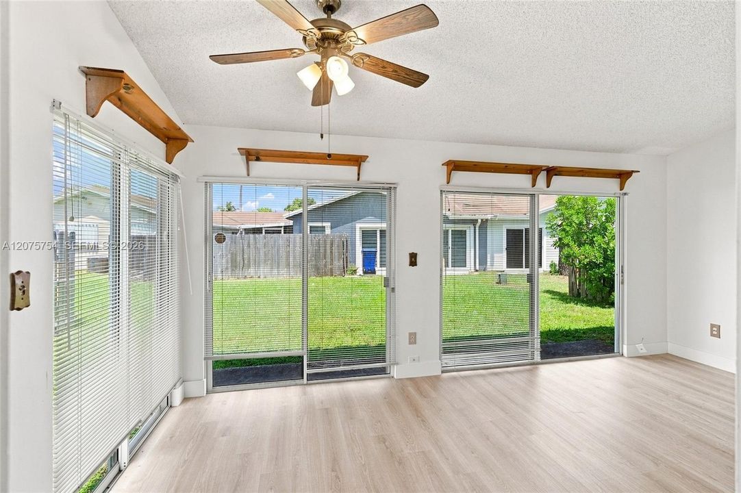 For Sale: $350,000 (3 beds, 2 baths, 971 Square Feet)
