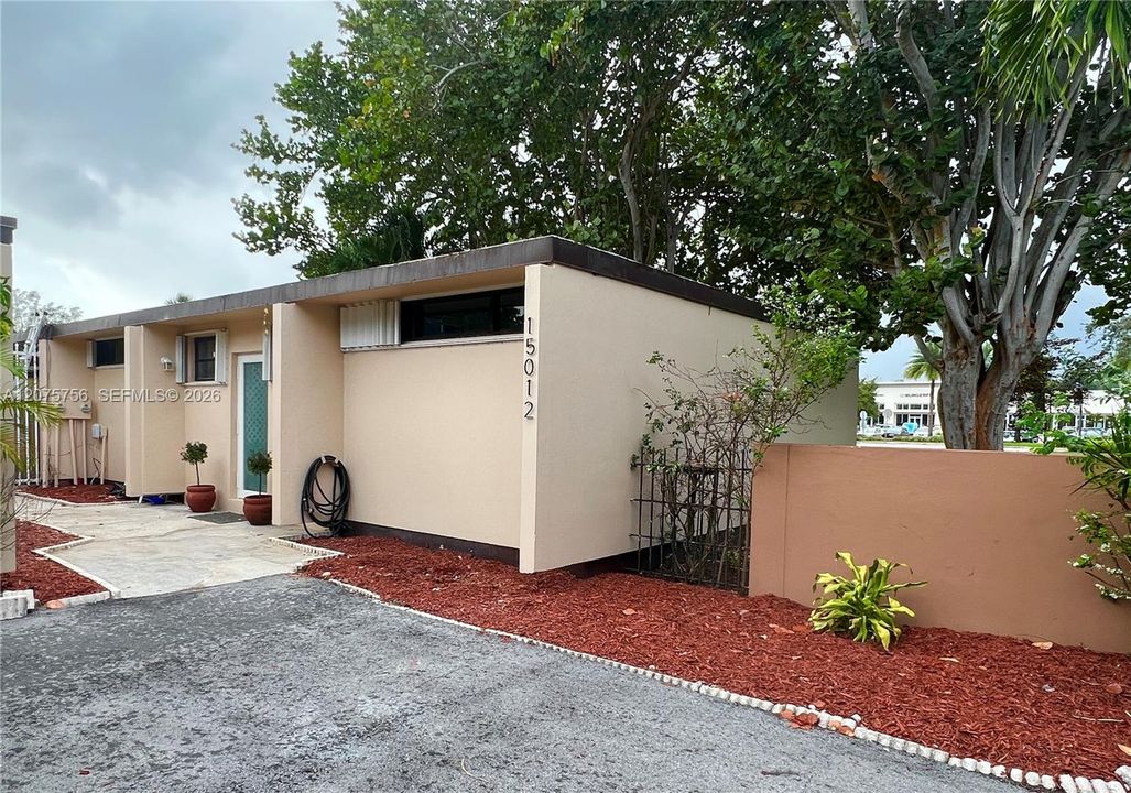 For Rent: $2,400 (2 beds, 2 baths, 720 Square Feet)