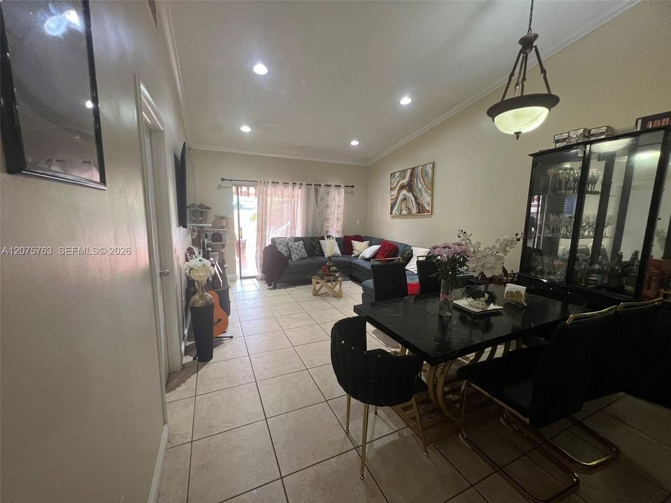 For Sale: $475,000 (3 beds, 2 baths, 1138 Square Feet)