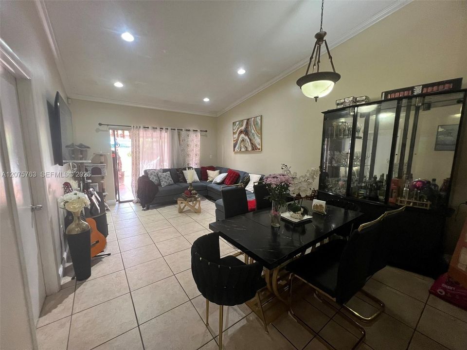 For Sale: $475,000 (3 beds, 2 baths, 1138 Square Feet)