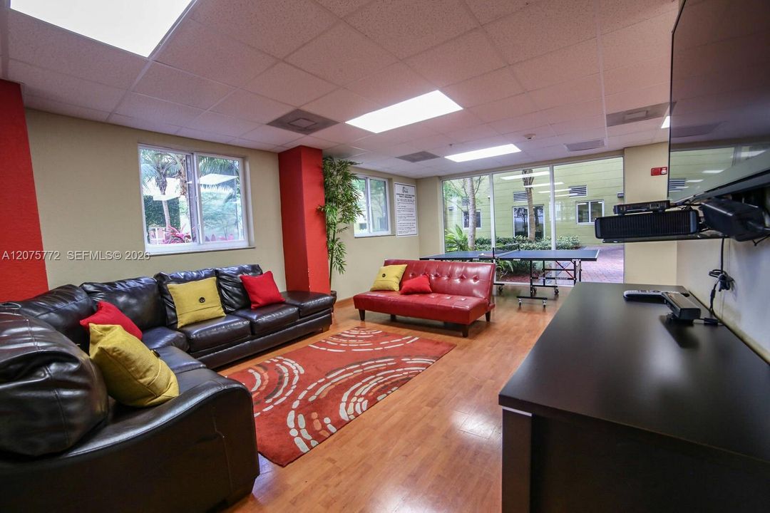 For Rent: $2,250 (2 beds, 2 baths, 784 Square Feet)