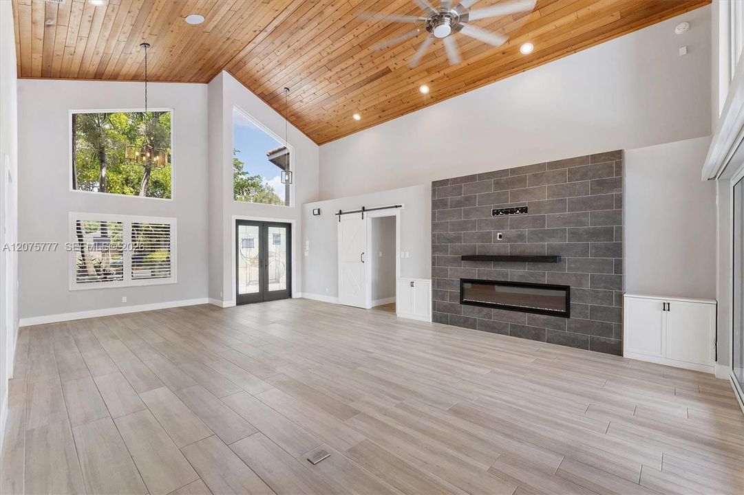 For Sale: $929,500 (4 beds, 2 baths, 2498 Square Feet)
