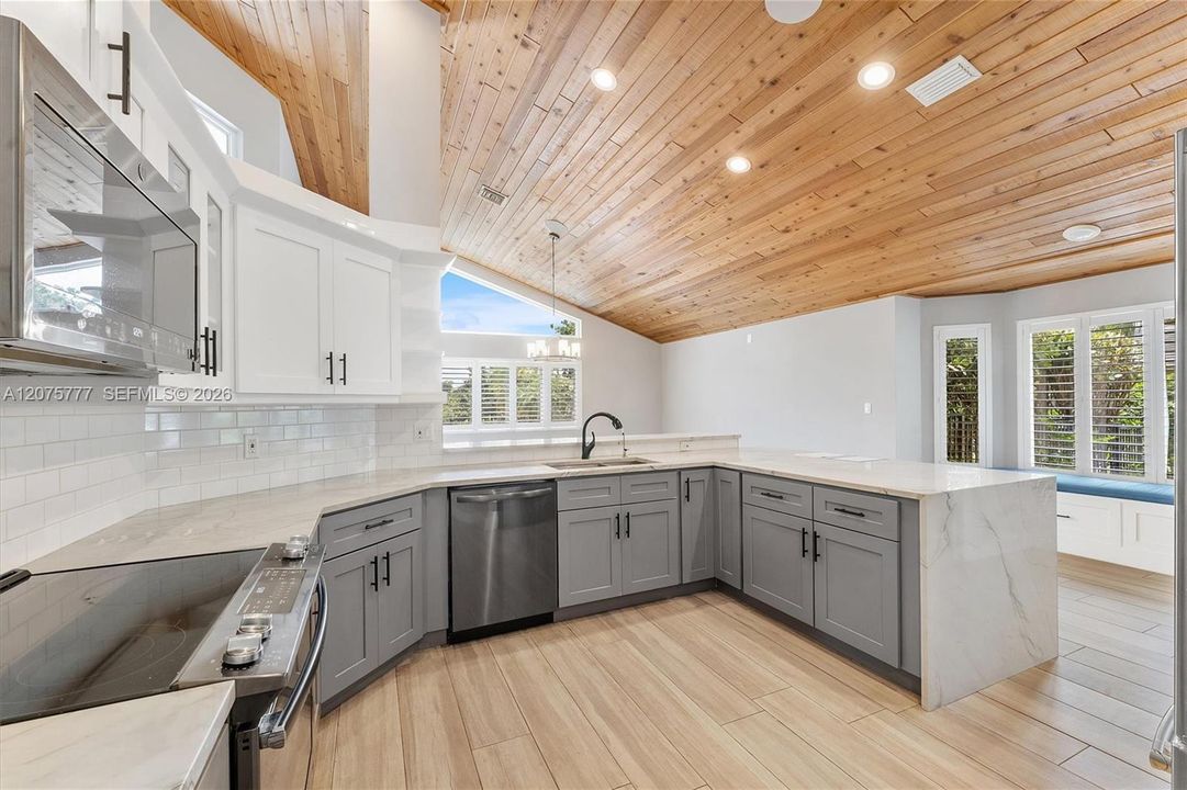 For Sale: $929,500 (4 beds, 2 baths, 2498 Square Feet)