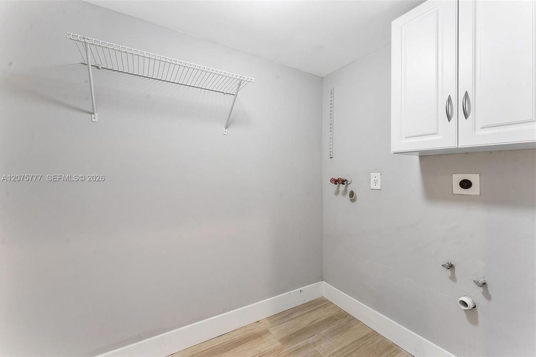 For Sale: $929,500 (4 beds, 2 baths, 2498 Square Feet)