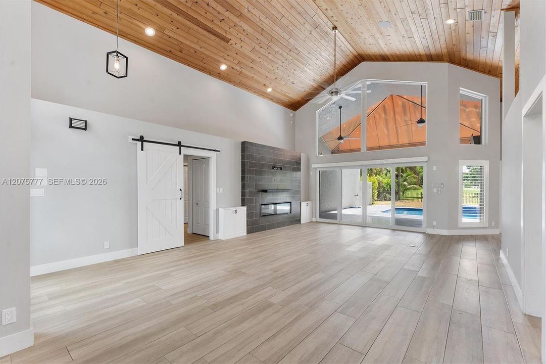 For Sale: $929,500 (4 beds, 2 baths, 2498 Square Feet)
