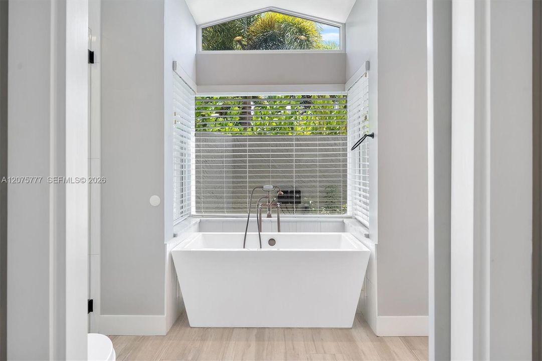 For Sale: $929,500 (4 beds, 2 baths, 2498 Square Feet)