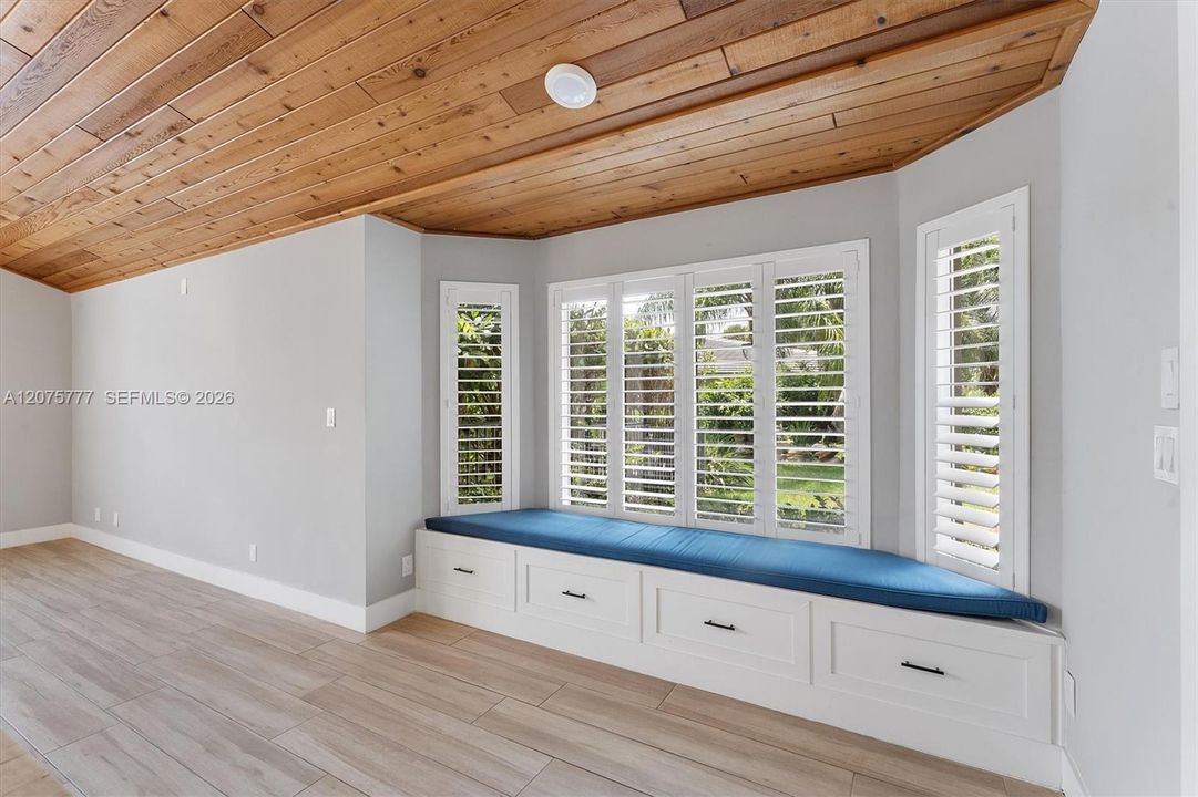 For Sale: $929,500 (4 beds, 2 baths, 2498 Square Feet)