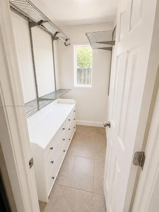 For Rent: $1,600 (1 beds, 1 baths, 1462 Square Feet)