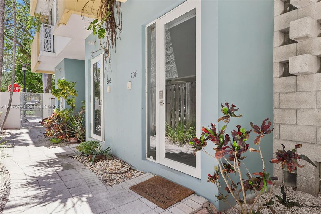 For Rent: $4,500 (2 beds, 1 baths, 1100 Square Feet)