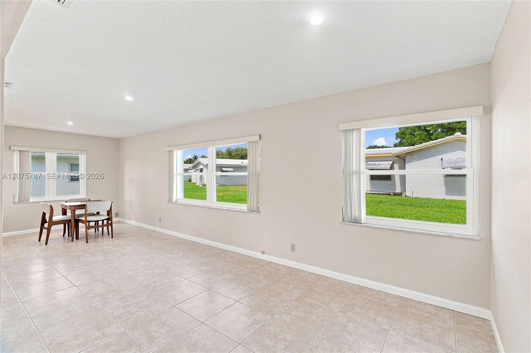 На продажу: $374,999 (2 спален, 2 ванн, 1438 Квадратных фут)