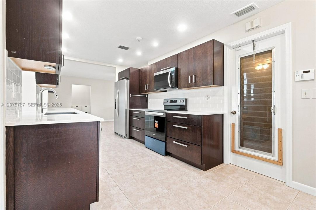 На продажу: $374,999 (2 спален, 2 ванн, 1438 Квадратных фут)