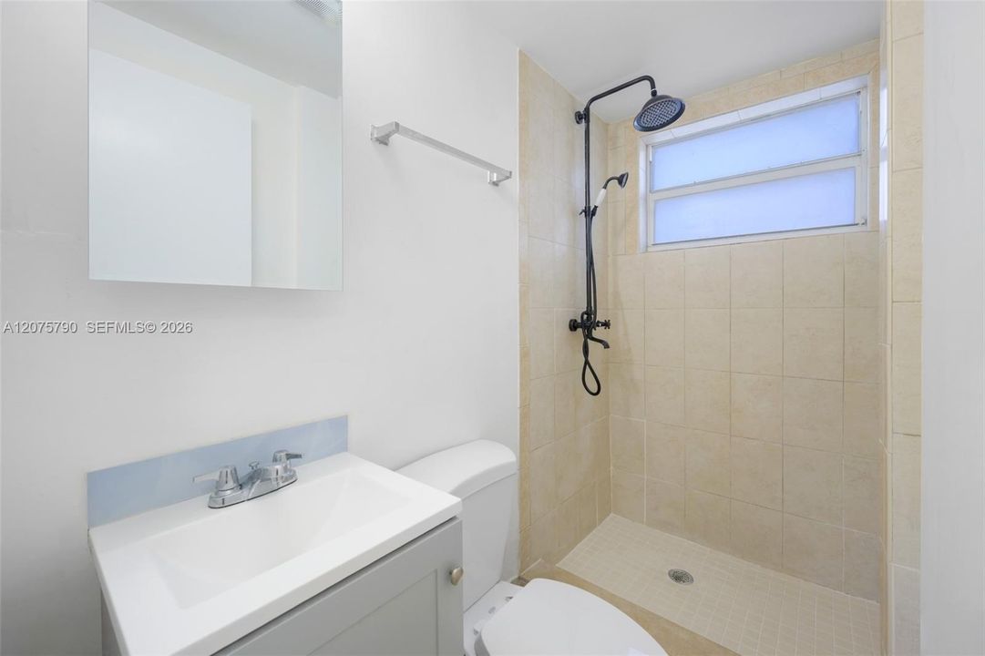 For Rent: $1,700 (1 beds, 1 baths, 890 Square Feet)