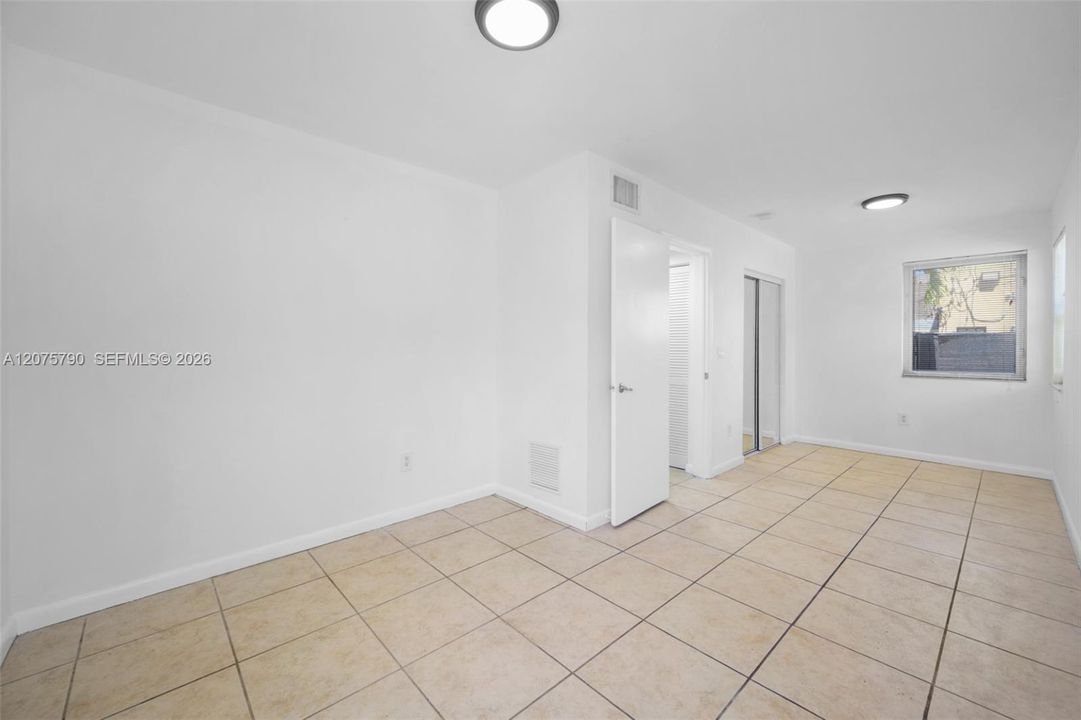 For Rent: $1,700 (1 beds, 1 baths, 890 Square Feet)