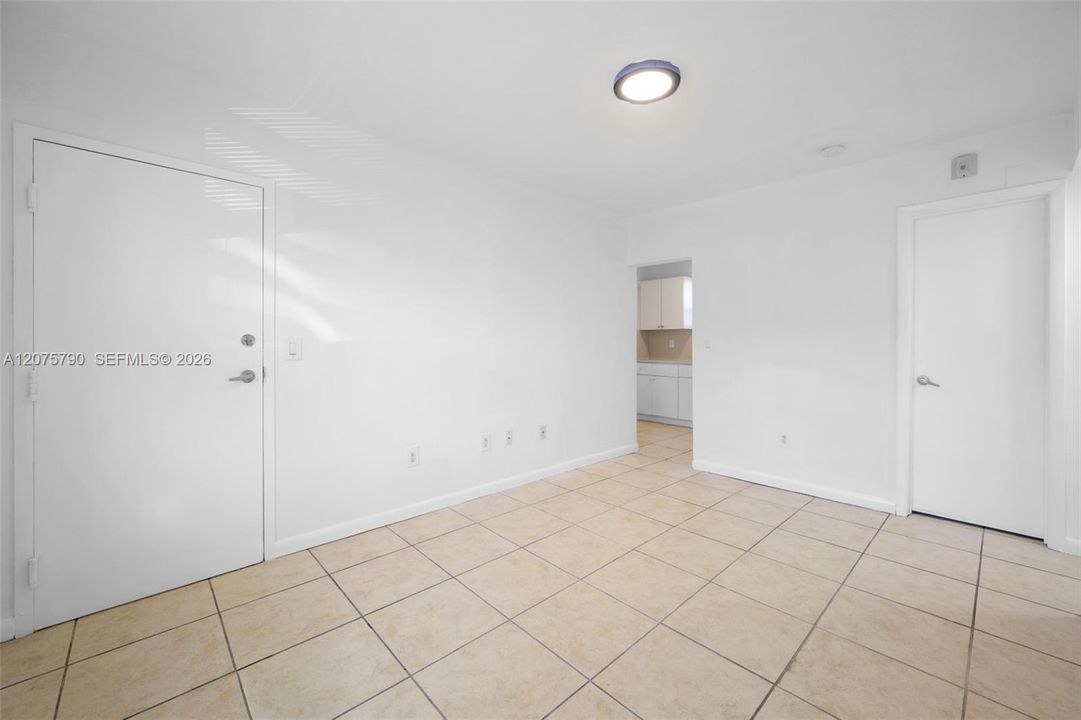 For Rent: $1,700 (1 beds, 1 baths, 890 Square Feet)