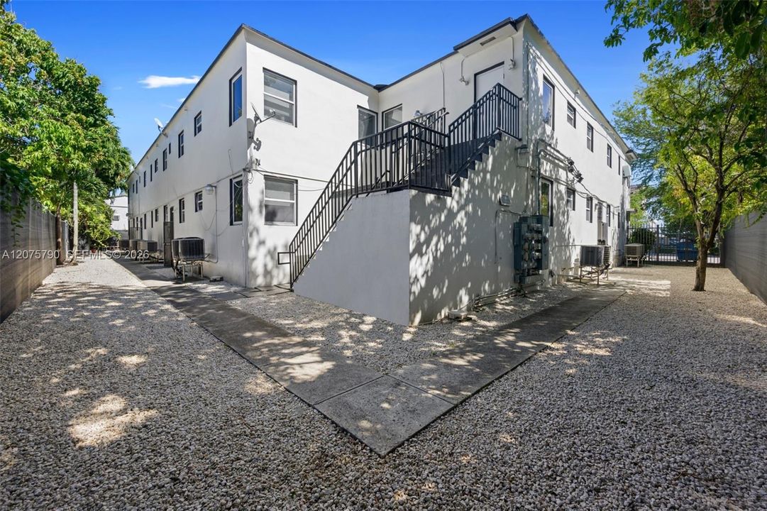 For Rent: $1,700 (1 beds, 1 baths, 890 Square Feet)
