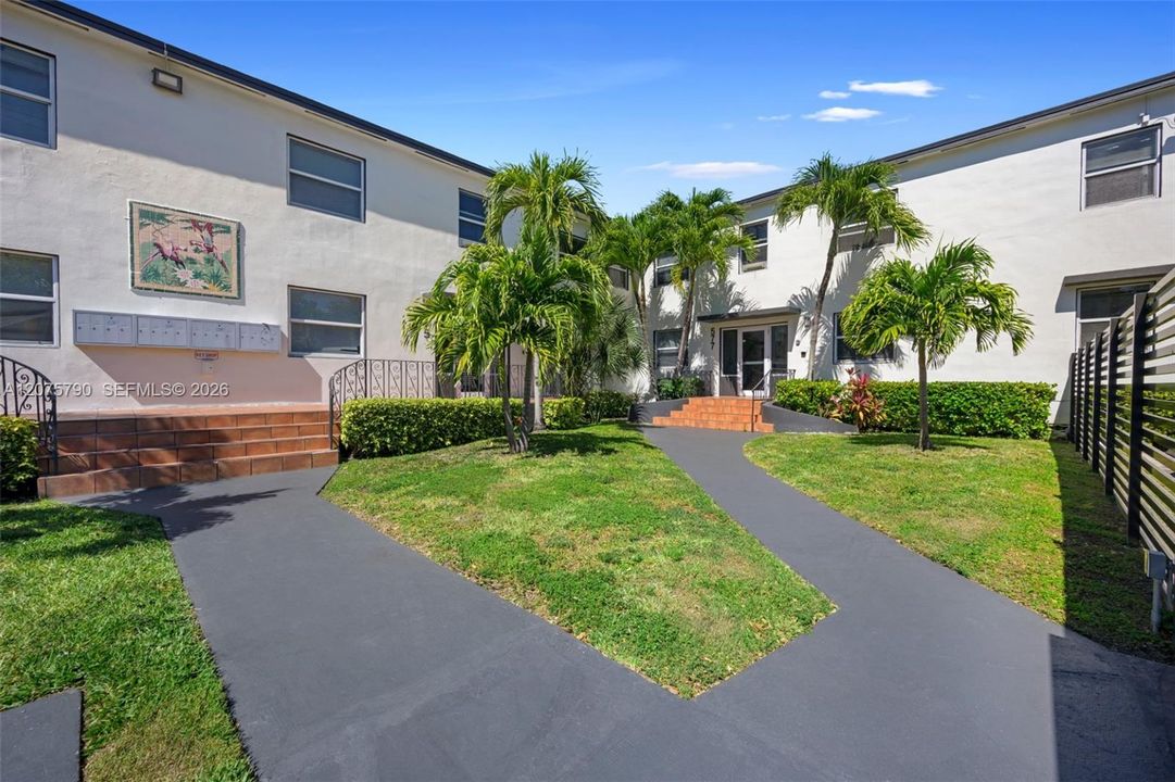 For Rent: $1,700 (1 beds, 1 baths, 890 Square Feet)