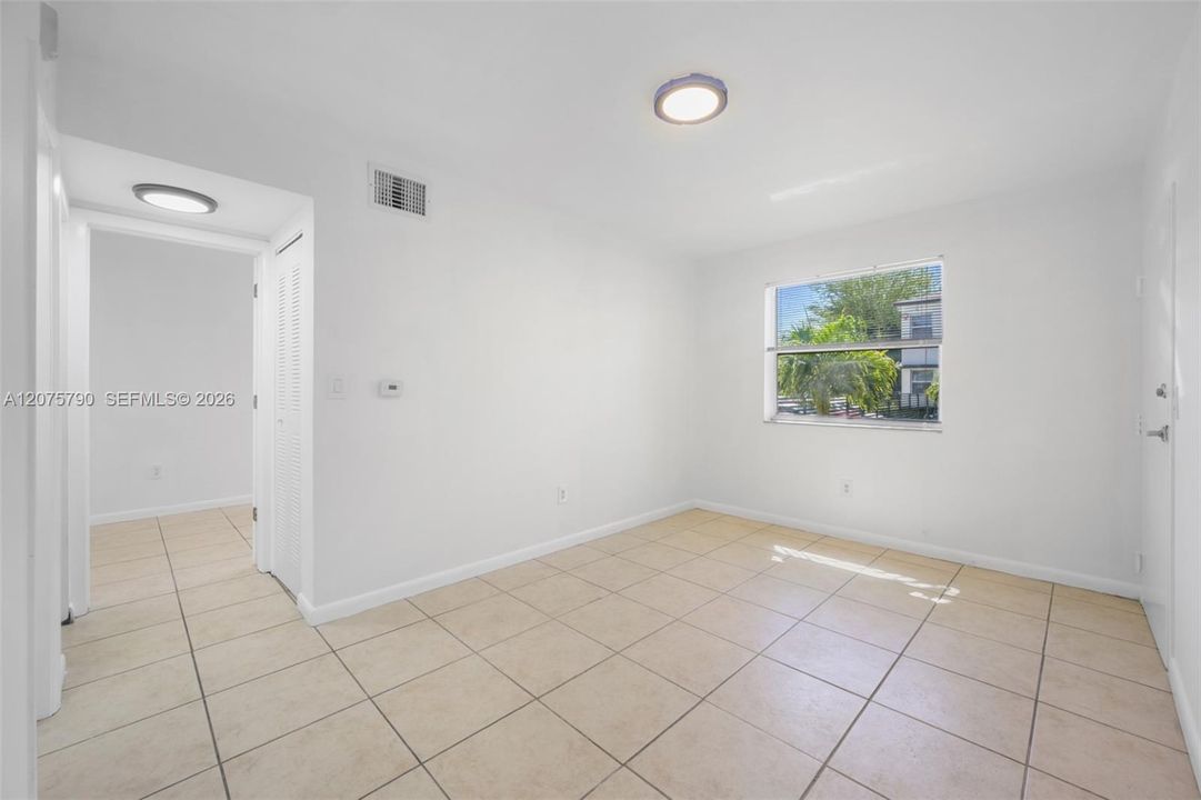 For Rent: $1,700 (1 beds, 1 baths, 890 Square Feet)