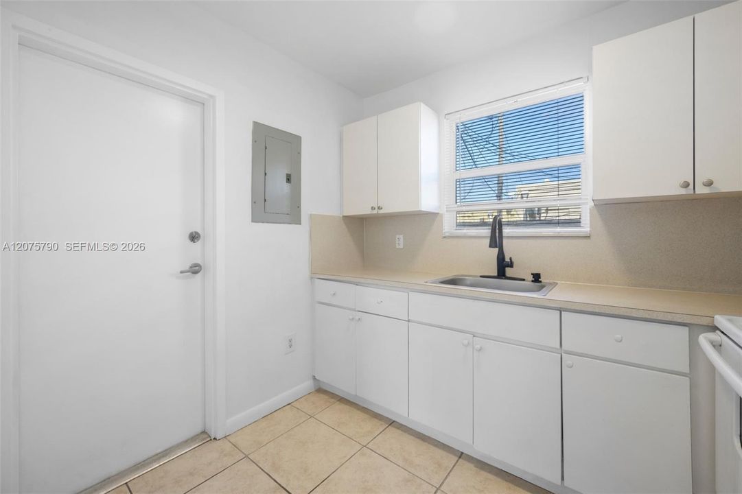 For Rent: $1,700 (1 beds, 1 baths, 890 Square Feet)