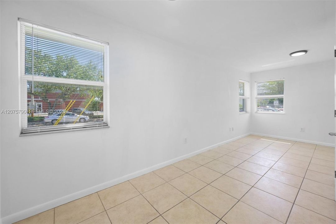 For Rent: $1,700 (1 beds, 1 baths, 890 Square Feet)