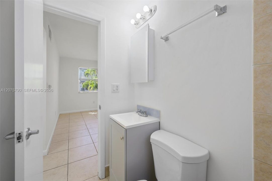 For Rent: $1,700 (1 beds, 1 baths, 890 Square Feet)