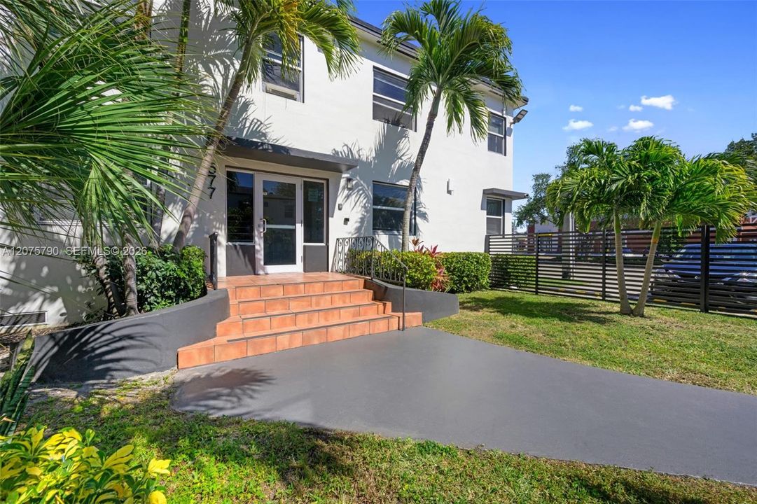 For Rent: $1,700 (1 beds, 1 baths, 890 Square Feet)