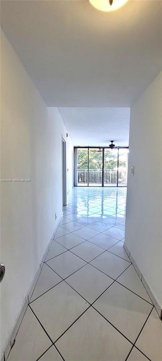 For Rent: $1,900 (2 beds, 1 baths, 720 Square Feet)