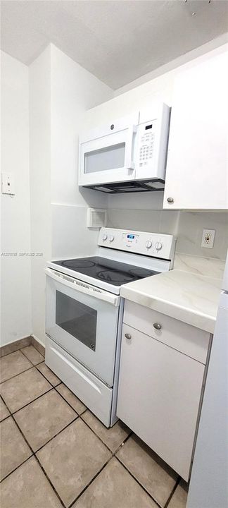 For Rent: $1,900 (2 beds, 1 baths, 720 Square Feet)