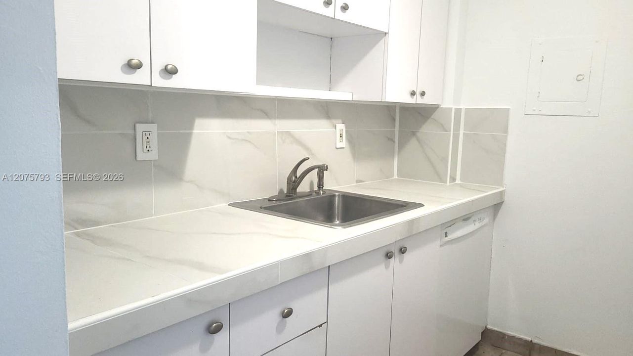 For Rent: $1,900 (2 beds, 1 baths, 720 Square Feet)