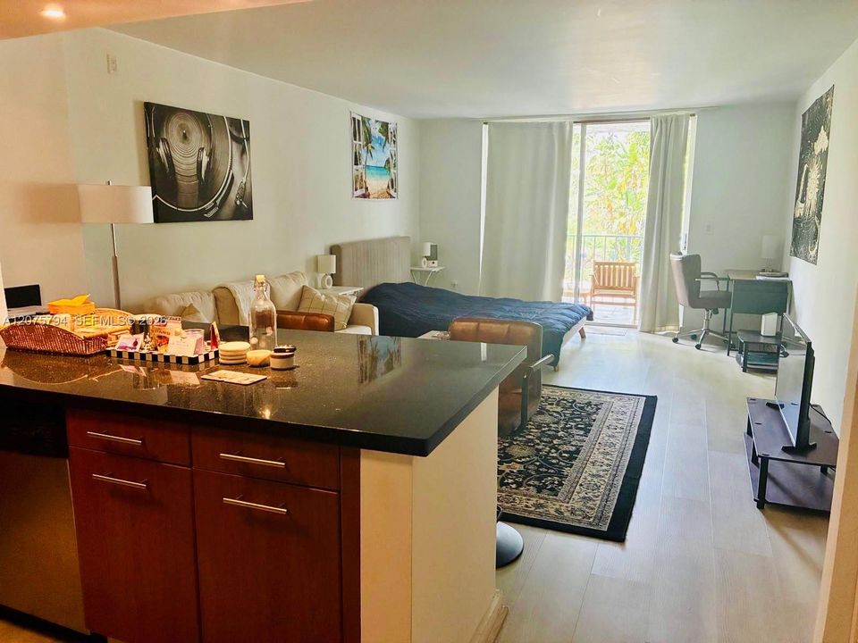 For Sale: $233,000 (0 beds, 1 baths, 571 Square Feet)