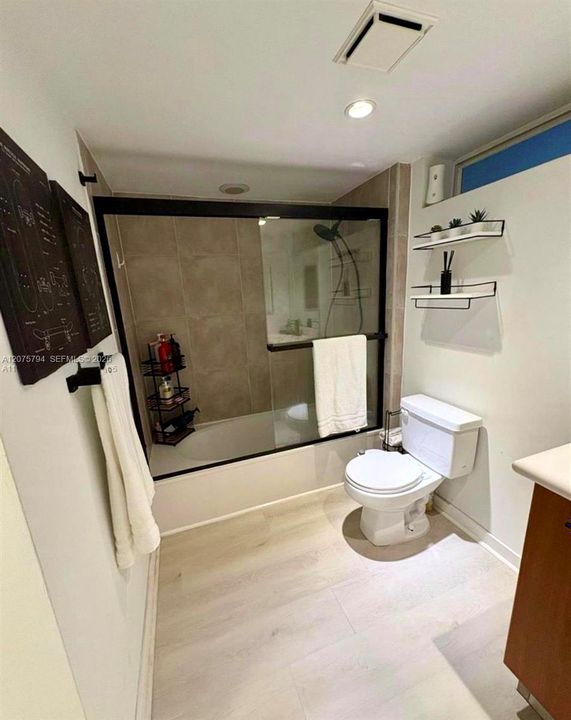 For Sale: $233,000 (0 beds, 1 baths, 571 Square Feet)