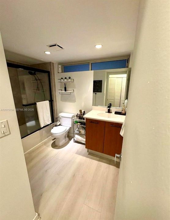 For Sale: $233,000 (0 beds, 1 baths, 571 Square Feet)