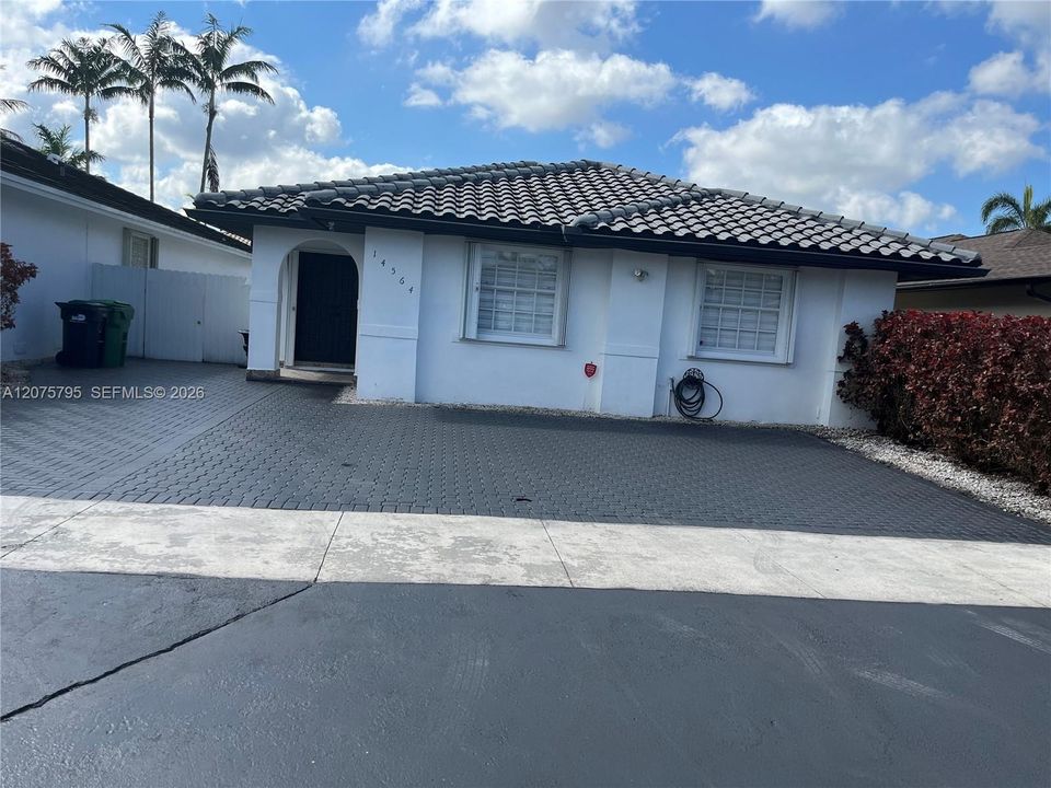 For Rent: $3,650 (3 beds, 2 baths, 1640 Square Feet)